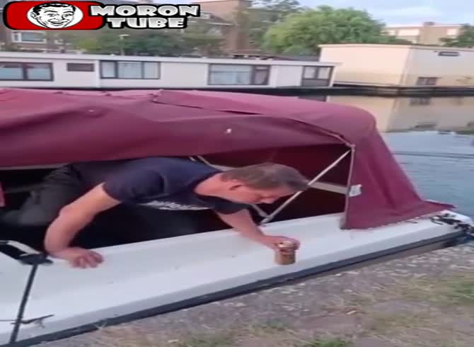 Video :They take care of a squatter they discover on their boat